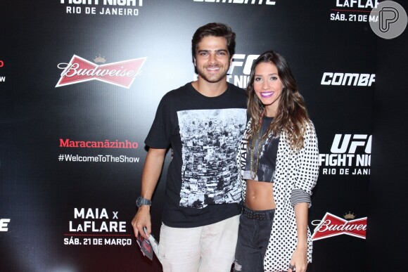 Bernardo Mesquita e a namorada marcaram presença no evento UFC Rio 6