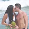 Após assumirem o namoro, Rafael e Talita foram fotografados juntos em uma praia do Rio