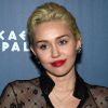 Miley Cyrus vai sozinha à festa em boate em Las Vegas, nos Estados Unidos, em meio à crise no namoro com Patrick Schwarzenegger, em 22 de março de 2015