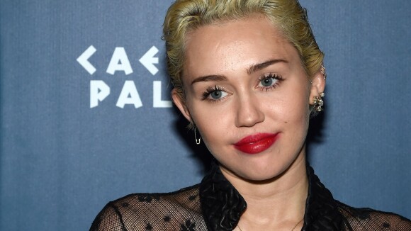 Miley Cyrus curte festa sozinha em meio à crise com Patrick Schwarzenegger
