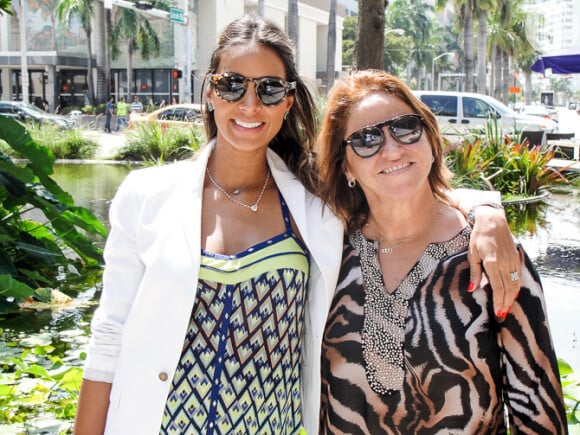 Flávia Sampaio comemorou seu aniversário de 32 anos com a mãe, Lúcia, que nasceu na mesma data, nesta sexta-feira, 3 de maio de 2013
