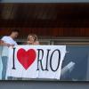 Equipe de Lady Gaga coloca faixa "I Heart Rio" na sacada (Foto: Gabriel Reis)