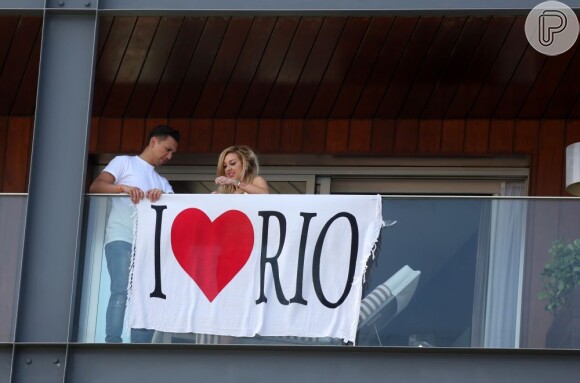 Equipe de Lady Gaga coloca faixa "I Heart Rio" na sacada (Foto: Gabriel Reis)