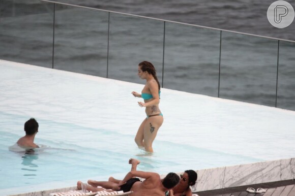 Lady Gaga se refresca em piscina do Hotel Fasano (Foto: Delson e Gabriel Reis)