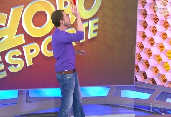 Tiago Leifert ficou tentando espantar a mosca presente no estúdio do 'Globo Esporte'