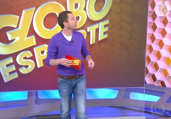 Mosca 'gigante' atrapalha Tiago Leifert no 'Globo Esporte'. Assista ao vídeo!
