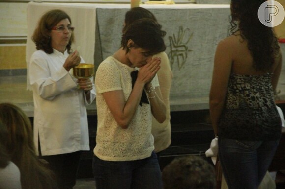 Deborah Secco faz orações, canta e comunga nas missas. Ela voltou a ser vista na paróquia na manhã deste domingo (5)