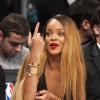 Batom que Rihanna lança com seu apelido, RiRi Woo, esgota em apenas três horas, em 2 de maio de 2013