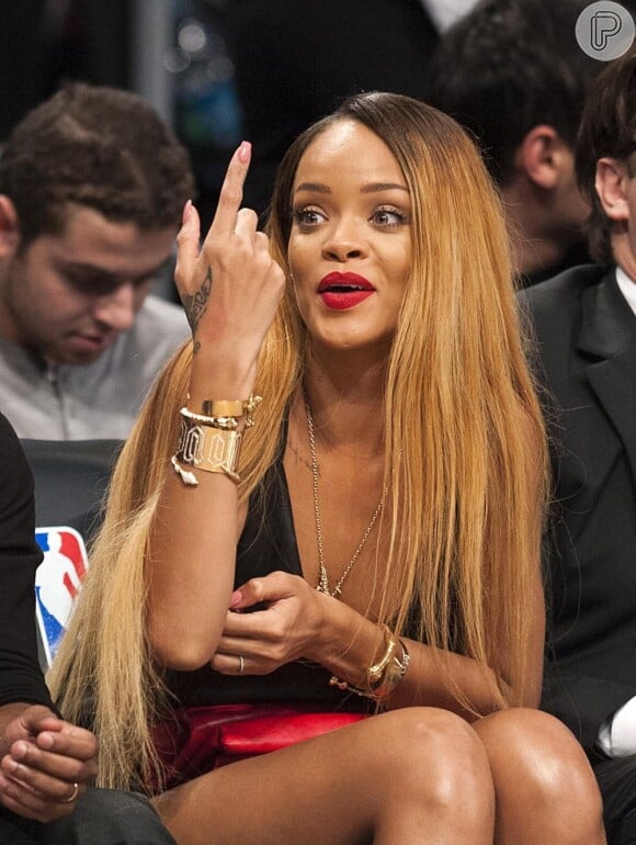 Batom que Rihanna lança com seu apelido, RiRi Woo, esgota em apenas três horas, em 2 de maio de 2013
