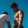 Sergio Marone faz treinamento funcional na praia com a supervisão de um personal trainner
