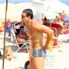Sergio Marone exibe sua boa forma em praia do Rio de Janeiro