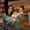 Guilhermina Guinle brincou com a filha, Minna, em lançamento de livro
