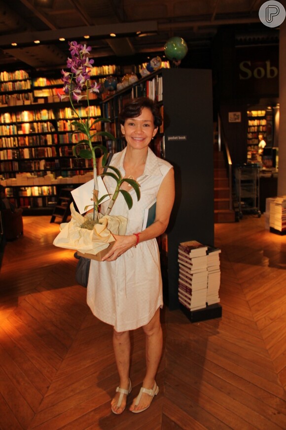 Julia Lemmertz prestigiou lançamento de livro em shopping do Leblon, Zona Sul do Rio de Janeiro, nesta quarta-feira, 25 de março de 2015