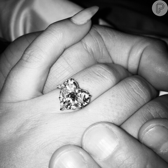 Gaga postou foto do anel de noivado que Taylor deu para ela, estimado no valor de R$ 1,5 milhões