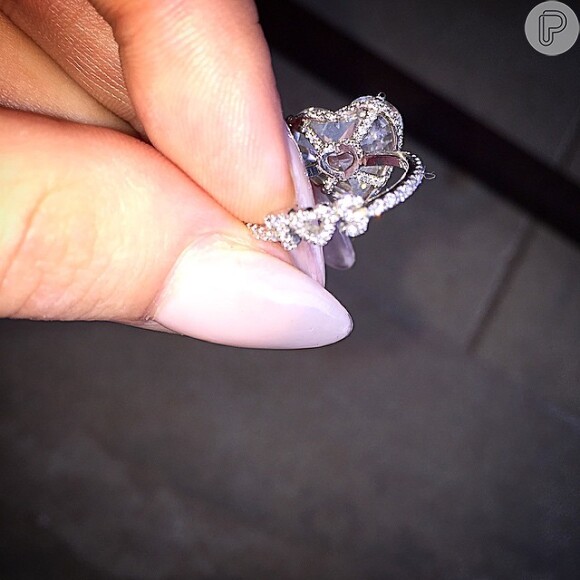 As inicias 'T' e 'S' estão gravadas no anel de diamantes de Gaga, 'S' é de Stefanie, seu nome de nascimento