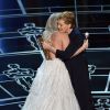 Emocionada, Julie Andrews abraça Lady Gaga no palco do Oscar 2015