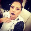 A estrela postou selfie da maquiagem ousada com brilhos na sobrancelha