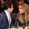De acordo com o 'TMZ', Jennifer Lopez deu beijos e trocou carícias com Casper Smart nos bastidores do 'American Idol', na última quarta-feira (25)