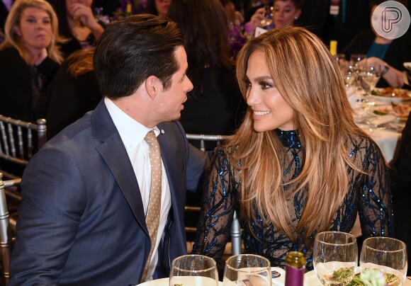 De acordo com o 'TMZ', Jennifer Lopez deu beijos e trocou carícias com Casper Smart nos bastidores do 'American Idol', na última quarta-feira (25)