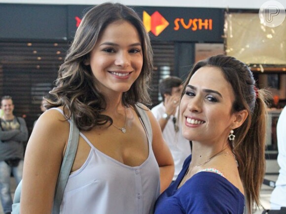 Bruna Marquezine e Tatá Werneck gravam cenas da novela 'I Love Paraisópolis' em um aeroporto em São Paulo