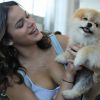 Bruna Marquezine posa com cãozinho nos bastidores da gravação da novela 'I Love Paraisópolis'