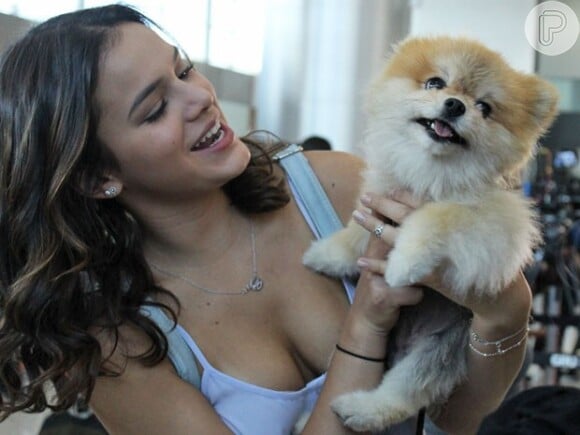 Bruna Marquezine posa com cãozinho nos bastidores da gravação da novela 'I Love Paraisópolis'