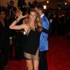 Elegante, Gisele Bundchen chegou acompanhada do marido, Tom Brady, e surpreendeu ao fazer sinal de rock ao passar pelo tapete vemelho do Met 2013