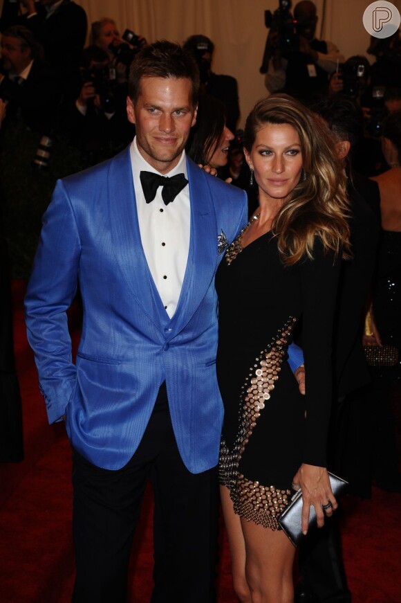 Em seguida, Gisele Bundchen se compõe, faz carão e posa com o marido Tom Brady na entrada do Met 2013