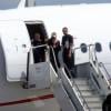 Madonna desce as escadas do avião que a trouxe da Colômbia