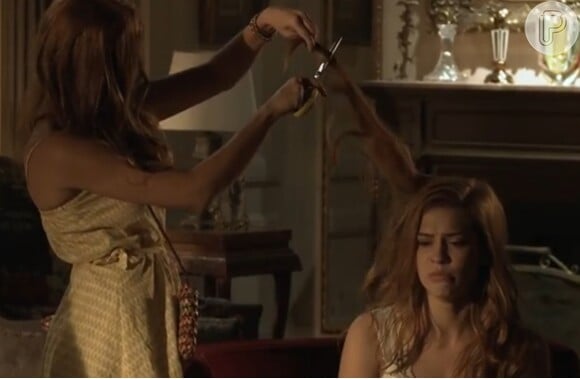 Bélgica (Giovanna Lancellotti) corta o cabelo de Gaby (Sophia Abrahão) para prejudicá-la no concurso Garota Celebrar, em 'Alto Astral'
