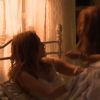 Bélgica (Giovanna Lancellotti) ameaça Gaby (Sophia Abrahão) com uma tesoura, em 'Alto Astral'