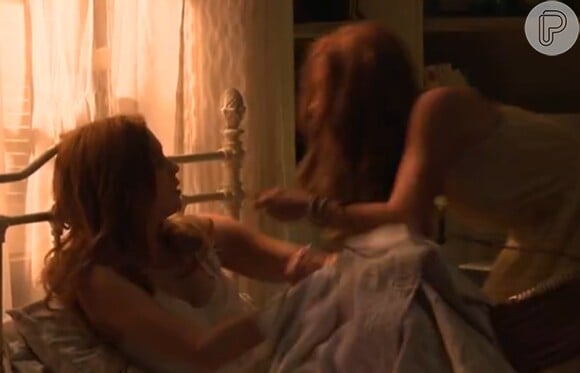Bélgica (Giovanna Lancellotti) ameaça Gaby (Sophia Abrahão) com uma tesoura, em 'Alto Astral'