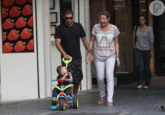 Luana Piovani foi flagrada passeando com Pedro Scooby e Dom pelas ruas do Leblon nesta terça-feira, 7 de maio de 2013