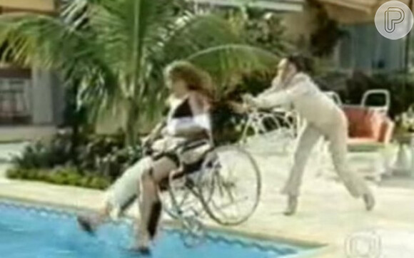 Em 'Por Amor' (1997), Maria Eduarda (Gabriela Duarte) teve um surto após as provocações de Laura (Viviane Pasmanter) e a empurrou de cadeira de rodas na piscina