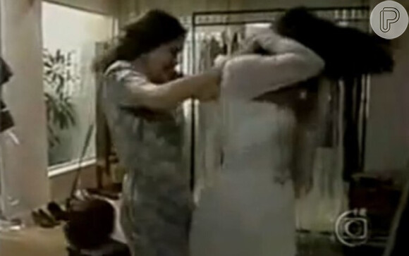 Em 'Vale Tudo' (1988), Raquel (Regina Duarte) rasga o vestido de noiva de Maria de Fátima (Glória Pires), no dia do seu casamento, depois de ser humilhada pela filha