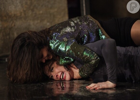 Nesta segunda-feira, 6 de abril de 2013, foi ao ar uma das cenas mais esperadas de 'Salve Jorge'. Morena (Nanda Costa) deu a tão esperada surra em Lívia (Claudia Raia)