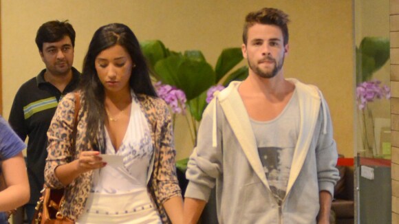 Ex-BBBs Rafael e Talita passeiam de mãos dadas em shopping do Rio