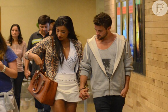 Rafael e Talita, ex-BBBs, passeiam em shopping da Barra da Tijuca, Zona Oeste do Rio