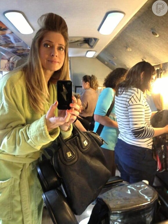 Leticia Spiller publica foto com bobe nos cabelos no camarim do set de gravação de 'Salve Jorge'