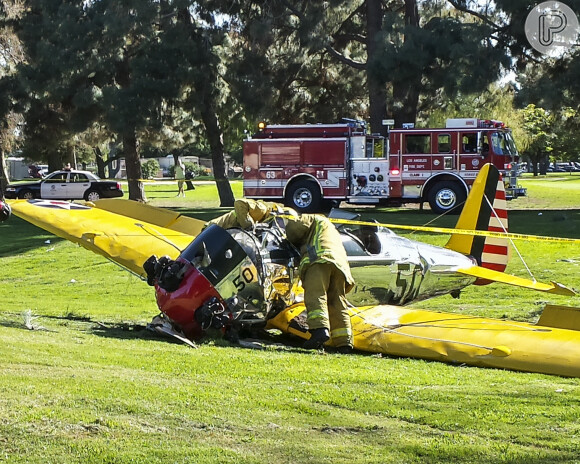 Harrison Ford estava no controle de um avião da Segunda Guerra Mundial e, ao detectar falhas no motor, foi obrigado a fazer um pouso de emergência em um campo de golfe, em Venice, na Califórnia