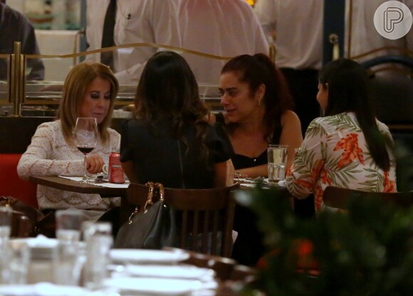 Zilu Godoi é fotografada jantando com amigas no restaurante CT, no Village Mall, na Barra da Tijuca, na Zona Sul do Rio de Janeiro