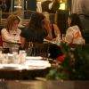 Zilu Godoi curtiu a noite jantando com amigas no restaurante CT, no Village Mall, na Barra da Tijuca, na Zona Sul do Rio de Janeiro