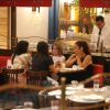 Zilu Godoi é fotografada jantando com amigas no restaurante CT, no Village Mall, na Barra da Tijuca, na Zona Sul do Rio de Janeiro