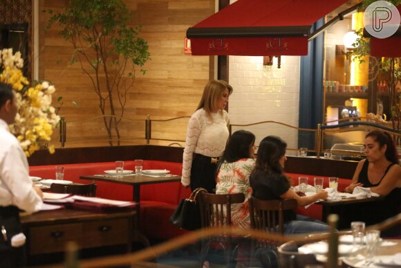 Zilu Godoi conversou com as amigas durante jantar no restaurante CT, no Village Mall, na Barra da Tijuca, na Zona Sul do Rio de Janeiro