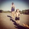 Priscila Fantin caminha com o filho, Romeo, em 9 de maio de abril 2013