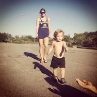 Priscila Fantin publica foto caminhando com o filho, Romeo