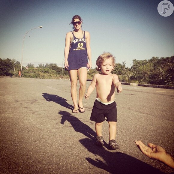 Priscila Fantin caminha com o filho, Romeo, em 9 de maio de abril 2013