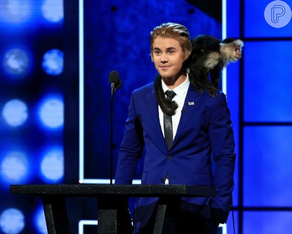 Justin Bieber leva seu macaco para o palco após discurso