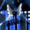 Justin Bieber entra no palco do programa com asas de anjo e leva um tombo antes mesmo de chegar no chão