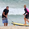 Bianca Rinaldi se diverte com aula de surfe em praia do Rio, nesta terça-feira, 31 de março de 2015